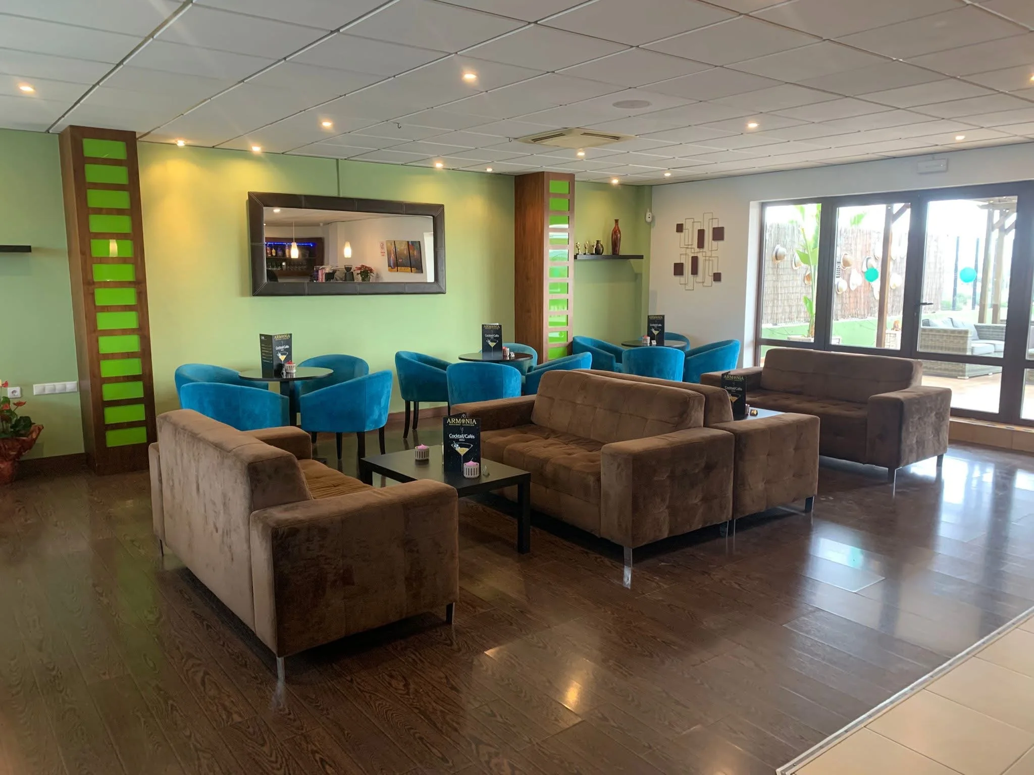 Blaue Sessel in der Lounge Bar des Armonia
